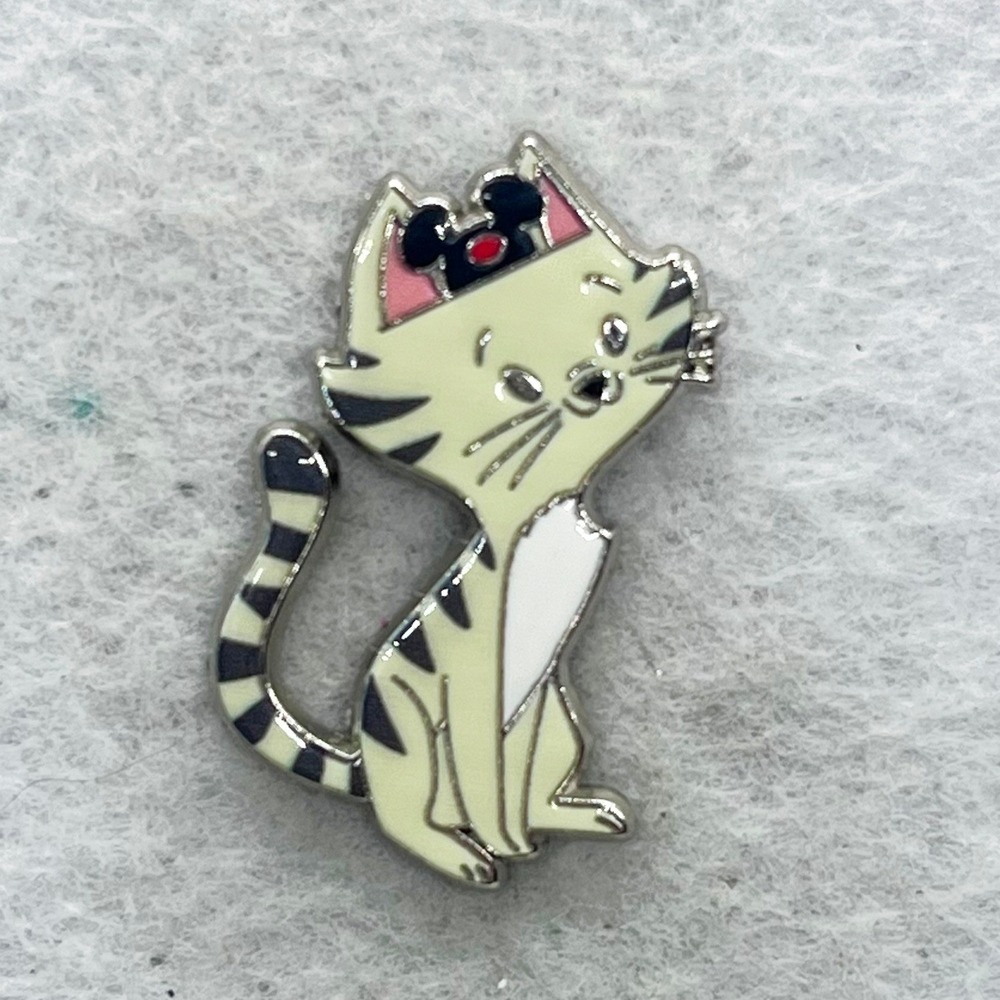 🔮 5/$25 Disney Cats And Dogs Shanghai Disney Gray Cat With Ear Hat Pin